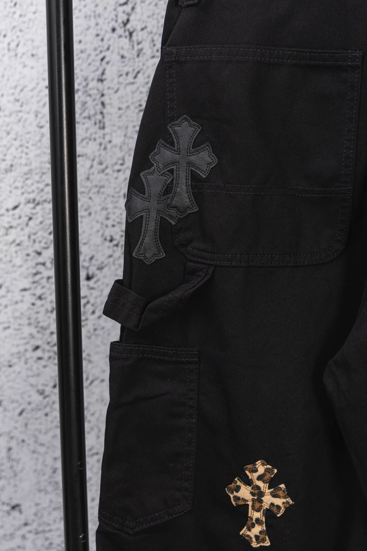 P260 chrome hearts SEVENTEEN-Hoshi Quan Shunrong's new leopard print cross patch leather black jeans vi Top heavy industry fashionable design] Consistent high street luxury style creation. Speaking of this style, the Zangyin family and GU family are definitely the leading representative brands. Especially the Zangyin family has really achieved a state-of-the-art effect in creating high street style. The unique washed material is used to create this style. The color system is quite eye-catching. After it is decorated with patchwork cross flowers, it cleverly highlights the charm of the brand. Secondly, this style uses classic The classic high-waist cutting design highlights the long legs and fashionable temperament of the upper body. The brand is highly recognizable and the slim fit configuration is more suitable for daily wear. It is a product that interprets personality, fashion, and specifications at a glance. This single product is enough to make any fan excited. It can be a white T-shirt for youthful preppy style, or a tight suspender for lady style. It has strong matching ability and can be easily controlled by men.  [Materials and craftsmanship] Needless to say, this point goes without saying. As an excellent craftsman brand, Zangyin’s requirements for details and craftsmanship are really perfect. The washed color of this model has gone through so many processes, not to mention the embellishment of denim appliques. It is also purely hand-made and sewn. Just like what they believe in, only hand-made things have soul and have the meaning of wear. A top-notch heavy-duty fashionable denim item, I look forward to your perfect interpretation! ! Size: 28-36 Color: black